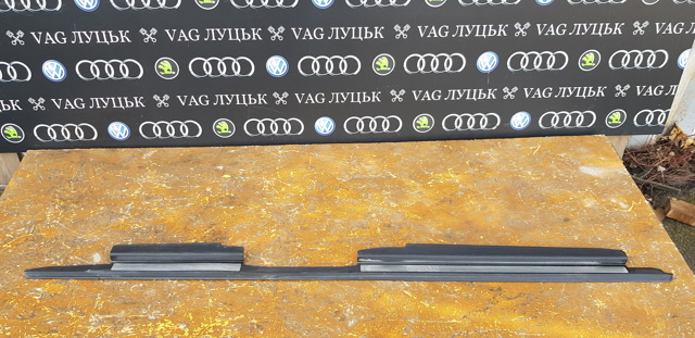 Накладка зовнішня (молдинг) порога, правий 4B0853492A VAG
