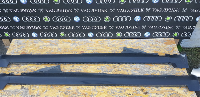 Накладка зовнішня (молдинг) порога, правий 4B0853860 VAG