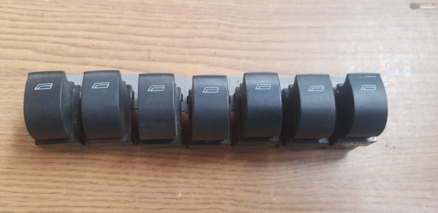 Кнопка вмикання двигуна склопідіймача передня права 4B0959855 VAG