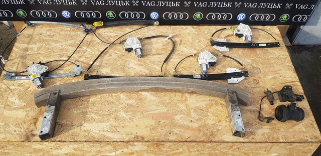 Підйомник механічний вітрового скла 4F0837461C VAG