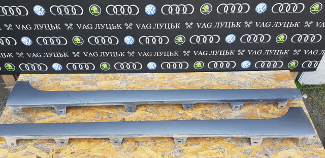 Накладка зовнішня (молдинг) порога, правий 4F9853860 VAG
