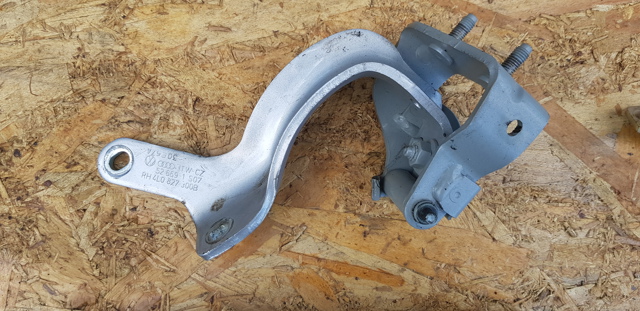 Петля задніх багажних, 3/5 -х дверей 4L0827300B VAG