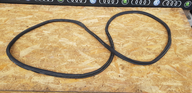 Ущільнювач задніх 3/5-й двері 4L0827705J VAG