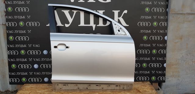 Пасажирські передні двері 4L0831312 VAG