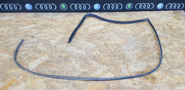 Ущільнювач дверей задніх, лівих (на кузові) 4L0839119D VAG