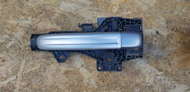 Тримач зовнішньої ручки дверей, задніх лівих 4L0839885 VAG