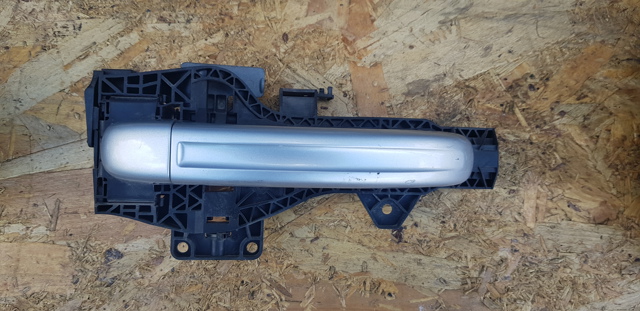 Тримач зовнішньої ручки дверей, задніх правих 4L0839886 VAG