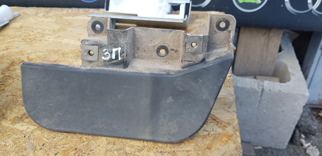 Бризговик задній, правий 4L0854816 VAG