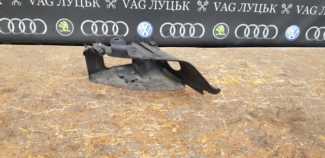 Кронштейн-адаптер кріплення фари передньої, правої 4L0941614B VAG