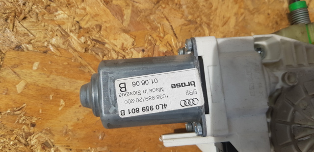 Двигун стеклопод'емника двері задньої, лівої 4L0959801B VAG