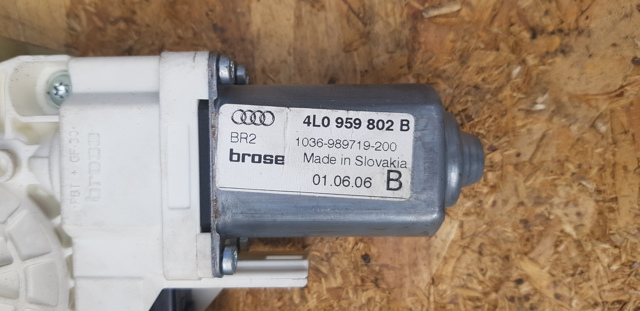 Двигун стеклопод'емника двері задньої, правої 4L0959802B VAG