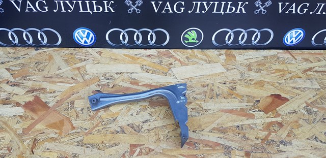 Кронштейн кріплення крила переднього лівого, передній 4Z7821135 VAG