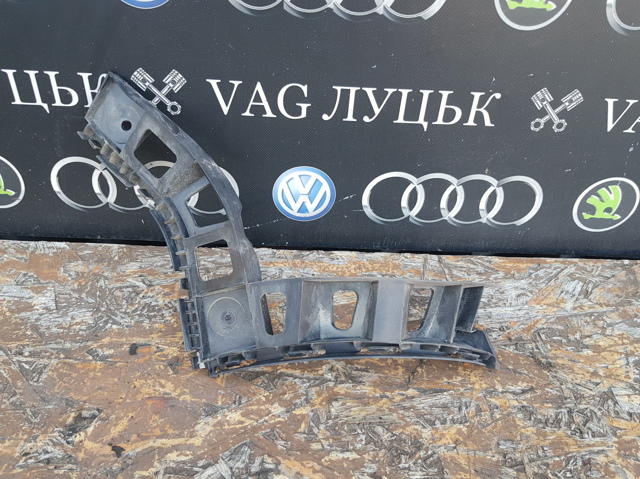 Кронштейн бампера заднього, правий 5N0807394A VAG