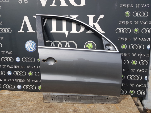 Дверка передня права 5N0831056B VAG