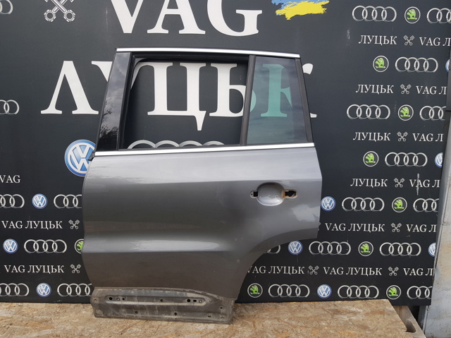Двері пасажирськи задні ліві 5N0833055A VAG