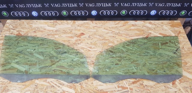 Скло передніх дверей, лівих 5N0845201 VAG