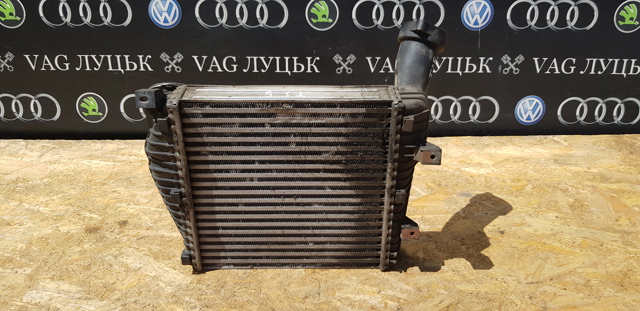 Охолоджувач наддувочного повітря 7L0145803A VAG