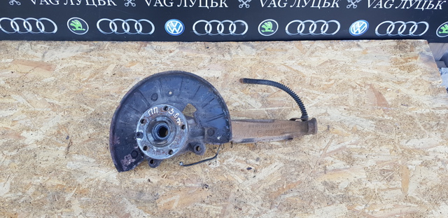 Цапфа - поворотний кулак передній, правий 7L0407258A VAG