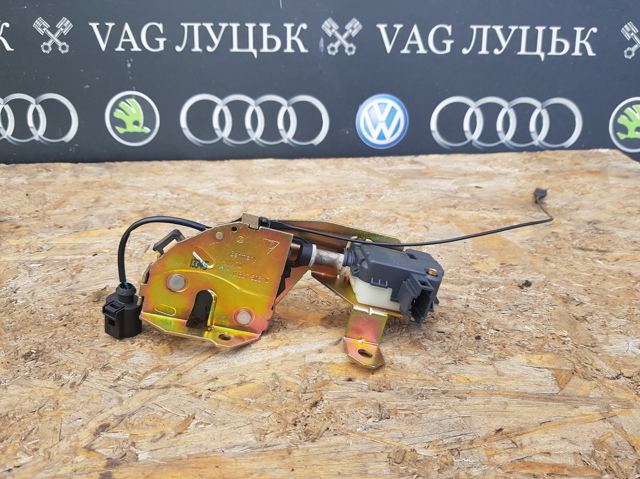 Замок скла задніх 3/5-х дверей (ляди) 7L0827506D VAG