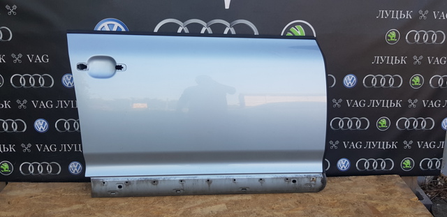 Пасажирські передні двері 7L0831056L VAG