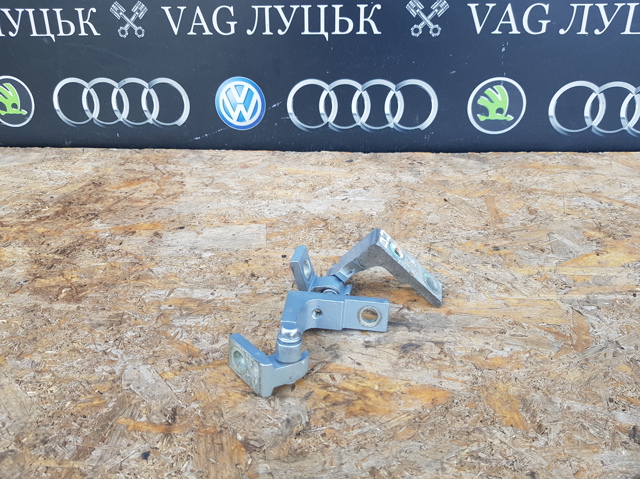Петля передніх дверей, правих 7L0831402A VAG