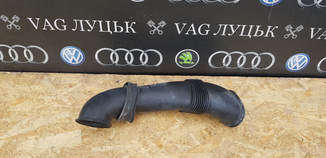 Патрубок повітряний, вхід повітряного фільтра 7L6129609D VAG