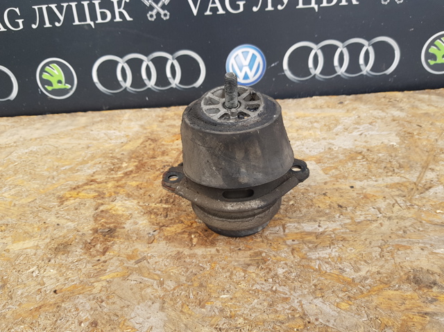 Подушка (опора) двигуна лів./прав. 7L6199131C VAG