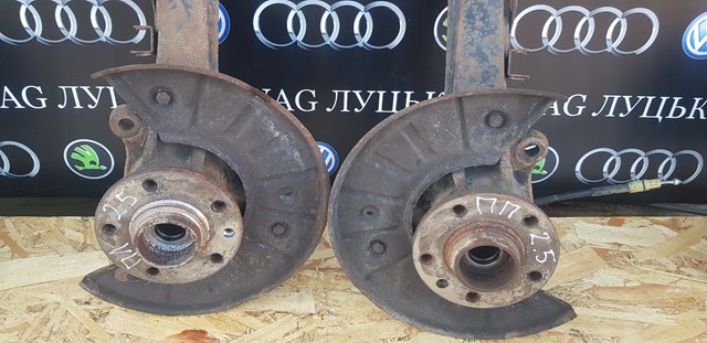 Цапфа поворотна права 7L6407258A VAG