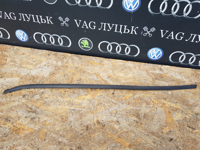 Молдинг лобового скла, правий 7L6854328 VAG