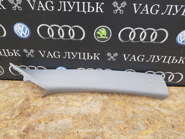 Обшивка стійки кузова внутрішня, передня права 7L6867234AJ VAG