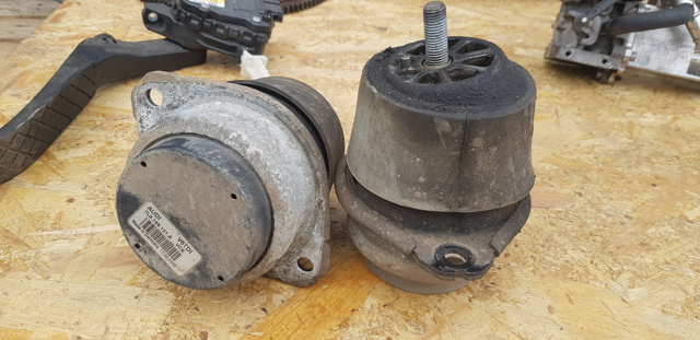 Подушка (опора) двигуна лів./прав. 7L8199131A VAG