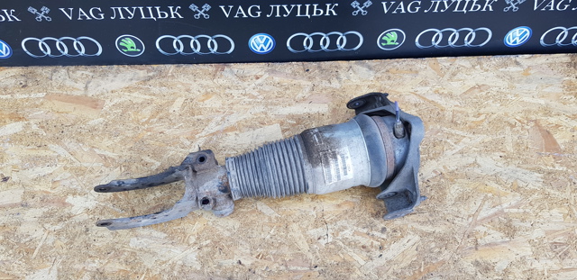 Ліва передня стійка 7L8616039 VAG