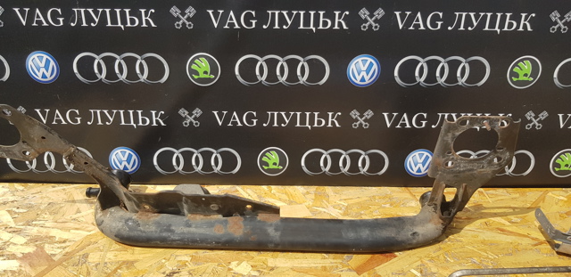 Балка кріплення двигуна 8E0199521DB VAG
