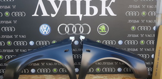 Ліве переднє крило Ауді A4 B7