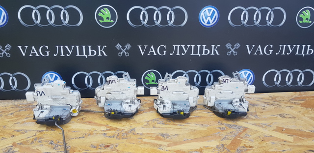 Замок водійських дверей 8E1837015AA VAG