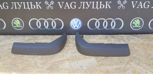 Бризковики передні 8K0075111 VAG