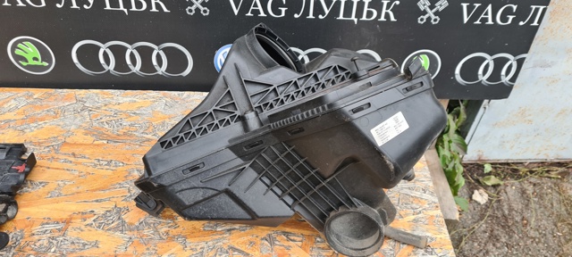 Корпус повітряного фільтра 8K0133837AC VAG