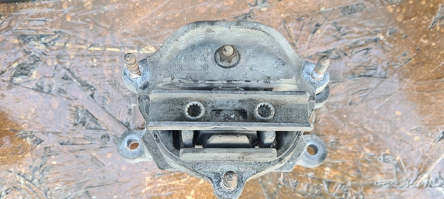Кріплення подушки коробки передач 8K0399151 VAG