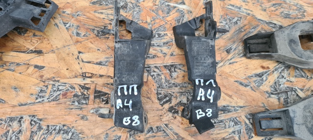 Кронштейн бампера переднього, зовнішній правий 8K0807284 VAG