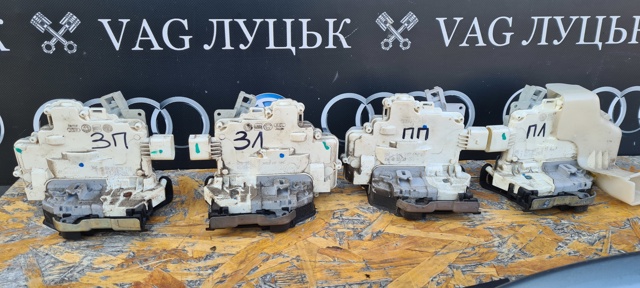 Замок задніх дверей, правих 8K0839016 VAG