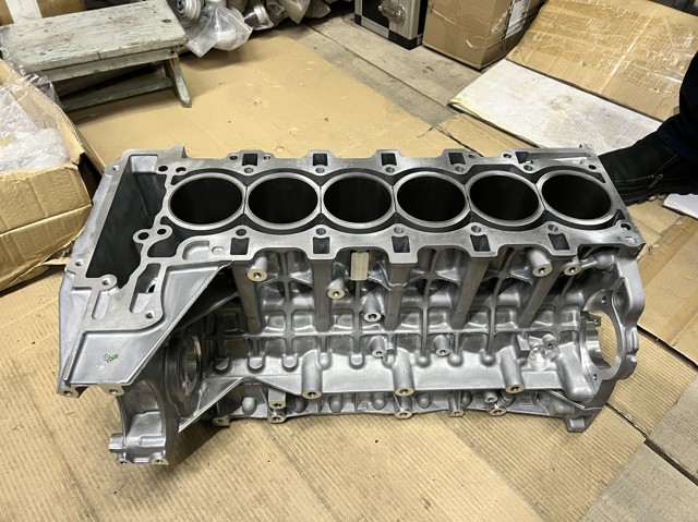 Блок двигуна 11112161561 BMW