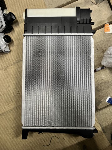 Радіатор двигуна 8MK376717471 HELLA