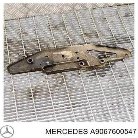 Ролик дверей бічних/зсувних, правий нижній A9067600547 MERCEDES