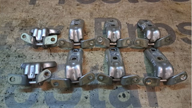 Петля передніх дверей лівих 13501711 GM