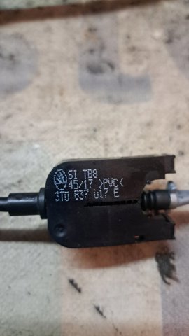 Трос відкривання дверей задніх 3T0837017E VAG