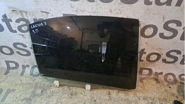 Скло заднє праве 5736A026 MITSUBISHI