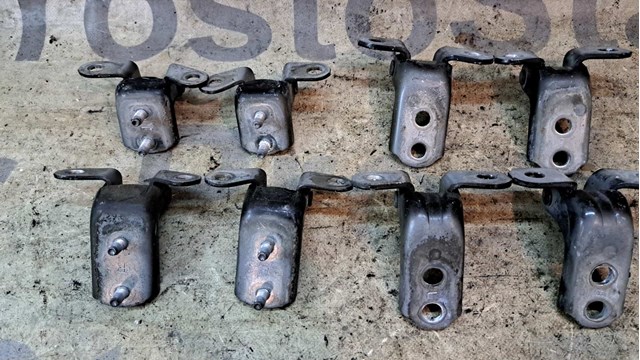 Завіса дверей задніх правих 6875032060 TOYOTA