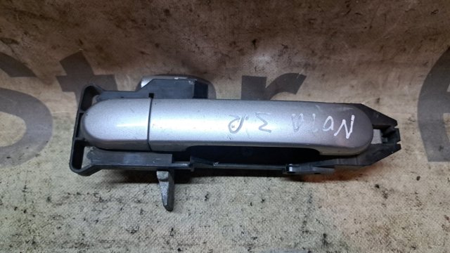 Тримач зовнішньої ручки дверей, передньої правої 80610AX62C NISSAN