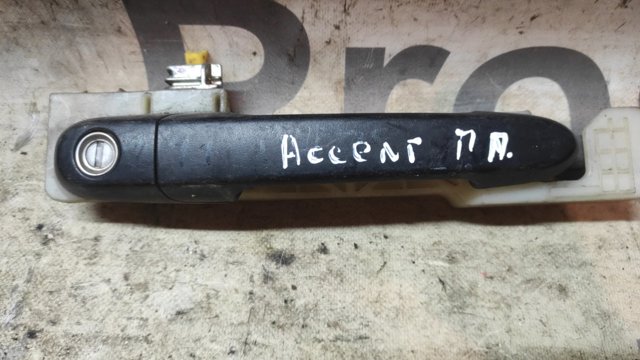 Ручка передньої двері зовнішня права 826601E050 HYUNDAI