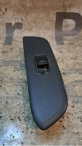 Кнопка підйомника переднього правого скла 8481012080 TOYOTA